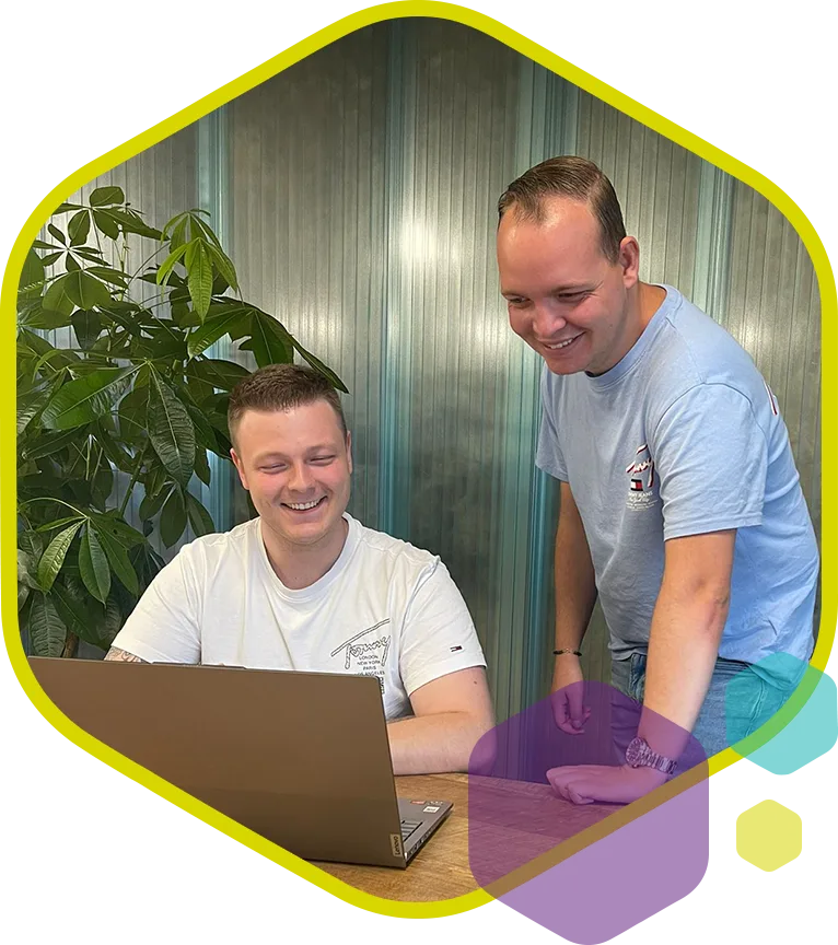 Team van PromoCat helpt klanten met het opzetten van hun webshop voor promotionele producten