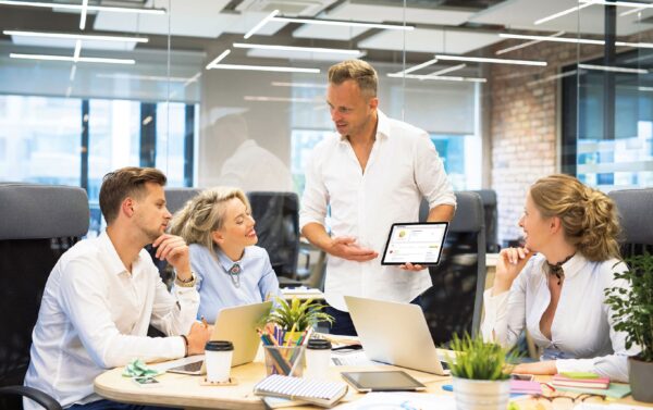 Over Kiyoh in het kantoor met een tablet