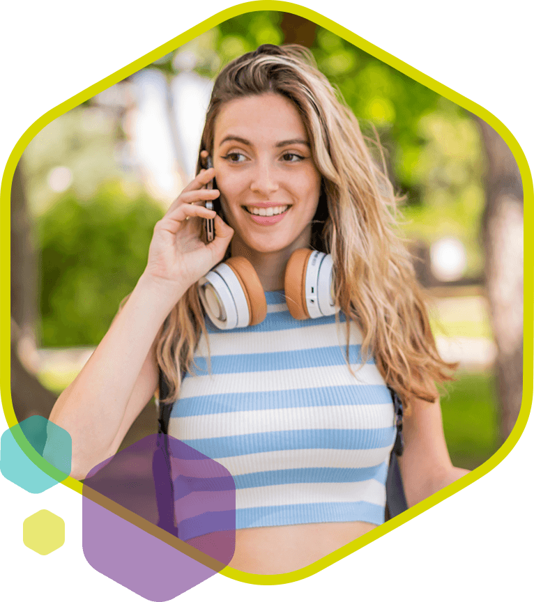 Vrouw met koptelefoon belt buiten en glimlacht, symbool voor persoonlijk contact met het PromoCat team