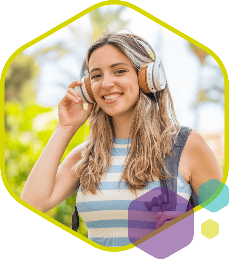 Vrouw met koptelefoon en rugzak geniet van muziek buiten, symbool voor moderne lifestyle en beleving