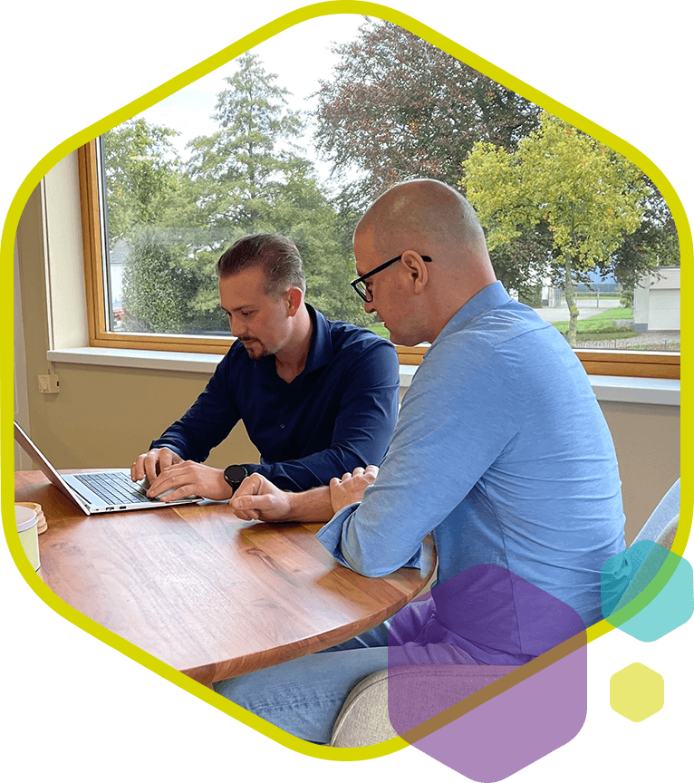 Jeroen en Steven van PromoCat bespreken overstapproces op laptop voor een soepele migratie