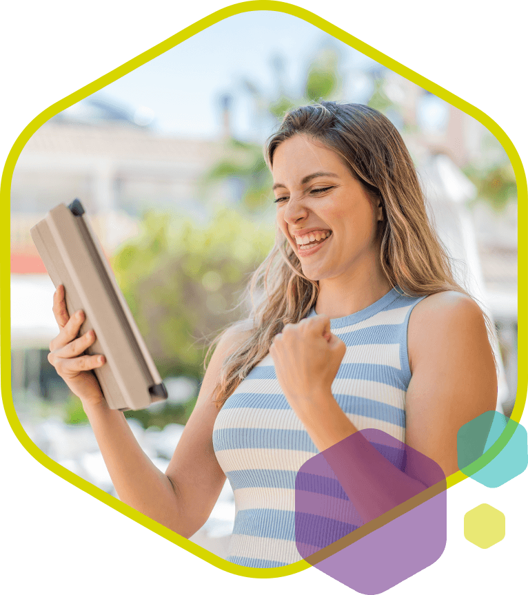 Vrouw reageert enthousiast terwijl ze op een tablet werkt, symbool voor succes met het PromoCat platform