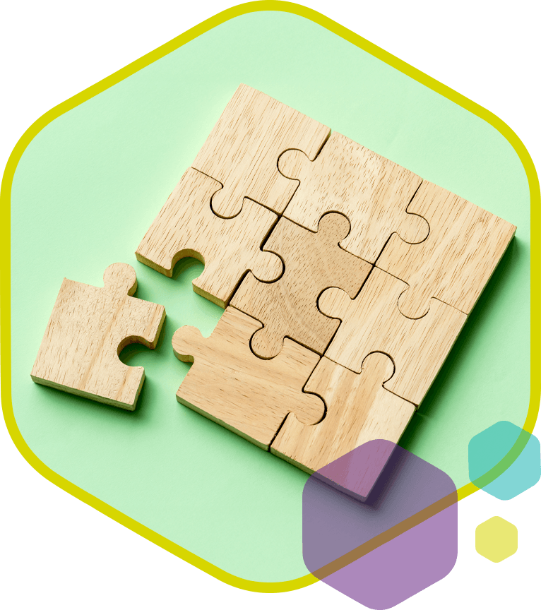 Houten puzzel met één ontbrekend stuk als symbool voor samenwerking en verbinding