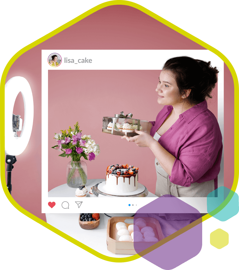 Influencer toont zelfgemaakte taarten en gebak tijdens opname voor social media content