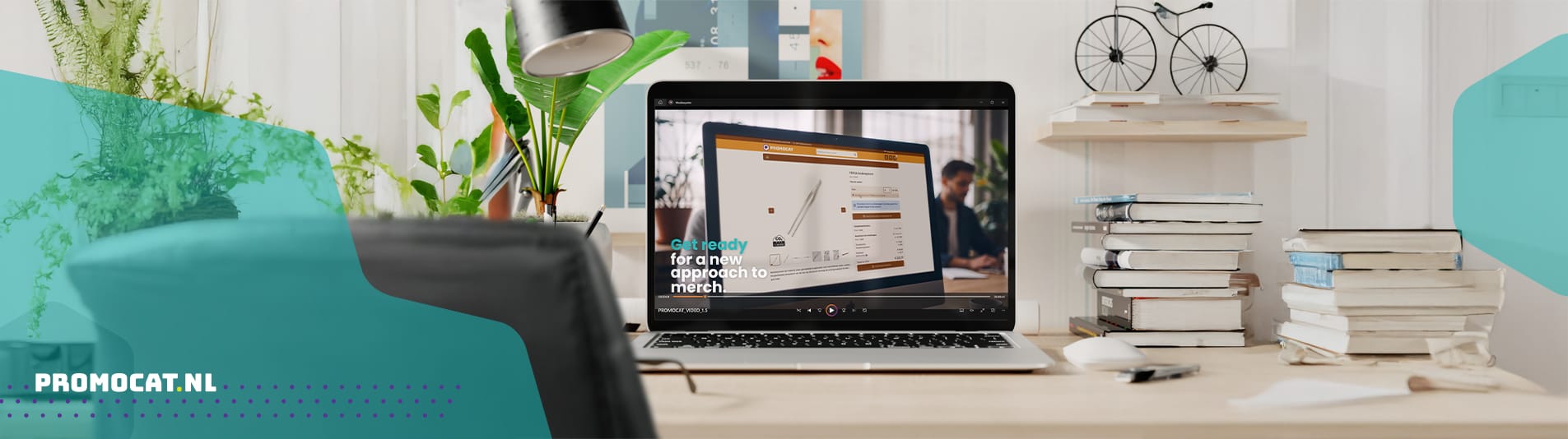 Een moderne bannerafbeelding die een werkplek toont met een open laptop waarop de PromoCat-website wordt weergegeven. De tekst op het scherm luidt: “Get ready for a new approach to merch.”