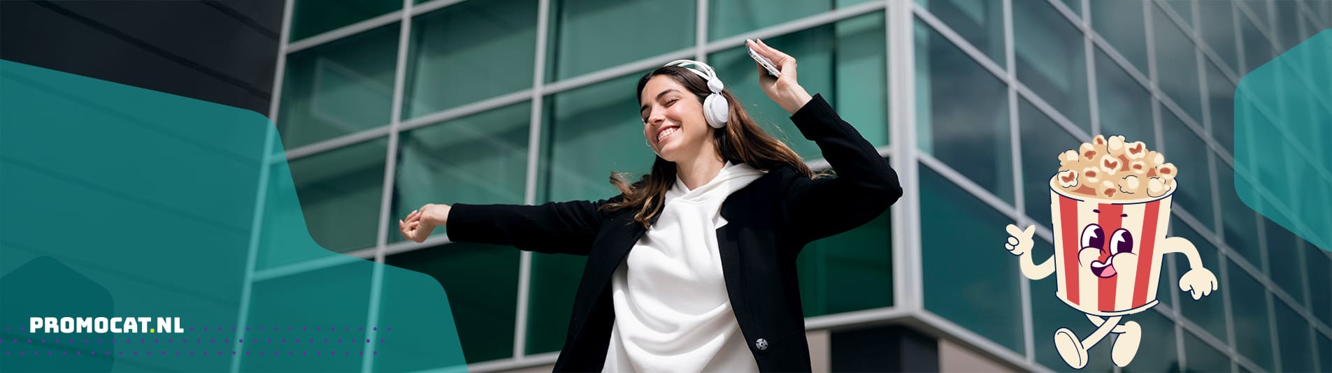 Vrouw met koptelefoon danst blij buiten naast geanimeerde popcorn mascotte als symbool voor positieve energie en groei