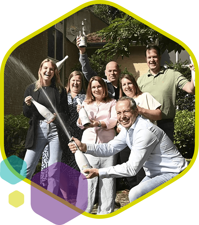 Team viert succes met champagne als symbool voor behaalde resultaten en groei binnen de organisatie