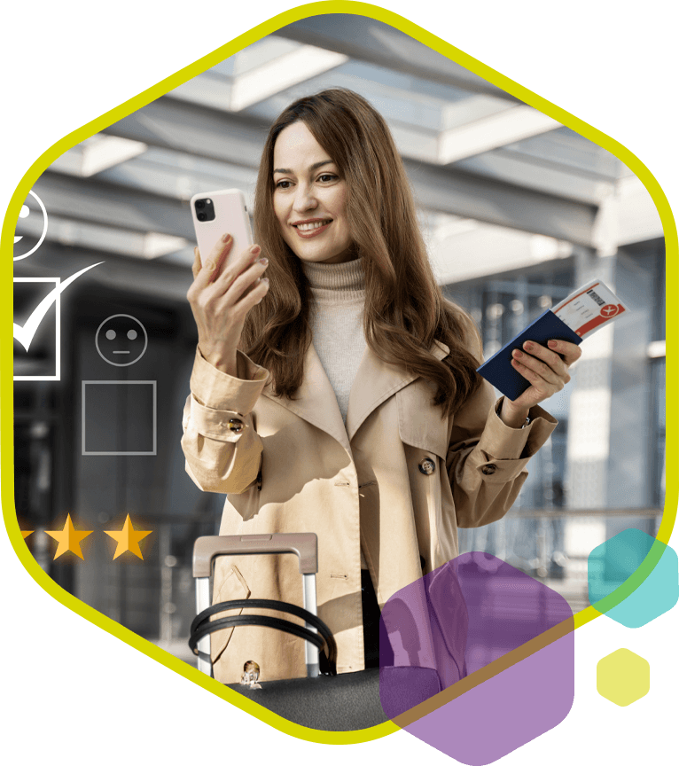 Reizende vrouw met smartphone en boardingpass als symbool voor verbondenheid en merkbeleving op verschillende momenten en locaties