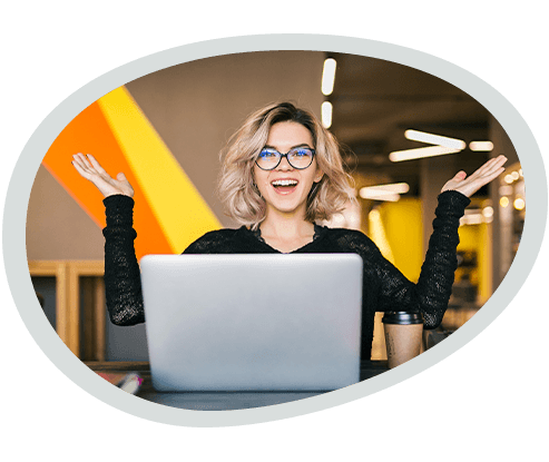 Vrouw achter laptop met open houding als symbool voor soepele migratie en een nieuwe start met een webshop of platform