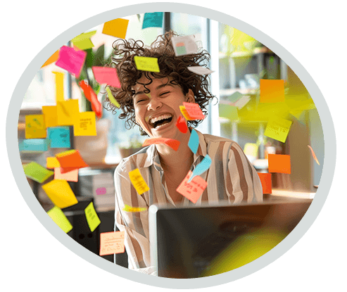 Vrouw werkt creatief met laptop en post its als symbool voor innovatie en ontwikkeling van een toekomstgerichte website